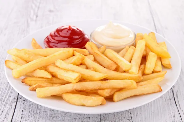 Teller mit Pommes — Stockfoto