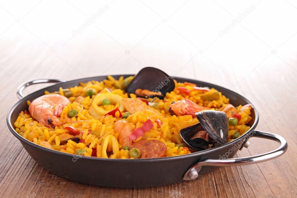 casserole with cooked paella