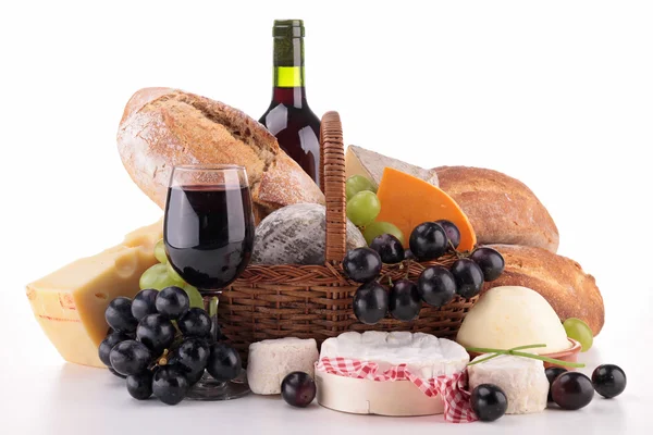 Cesta de vime com pão, queijo e vinho — Fotografia de Stock