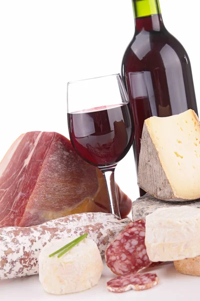 Vino rosso con formaggio e salsiccia — Foto Stock