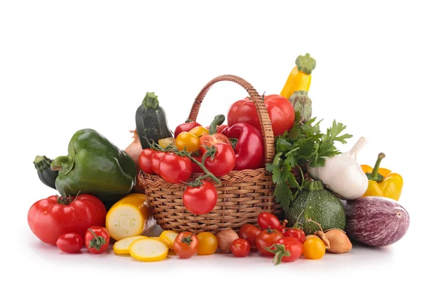 Wiklinowy koszyk z warzywami — Zdjęcie stockowe