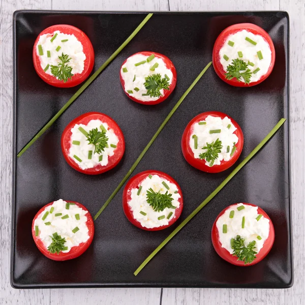 Tomate relleno con queso —  Fotos de Stock