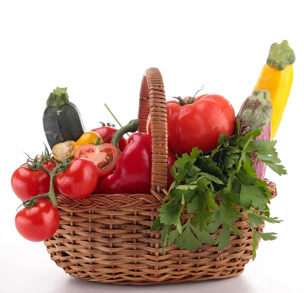 Flätad korg med grönsaker — Stockfoto