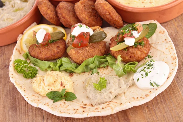 Pita bread with falafel and sauce — Stock Photo, Image