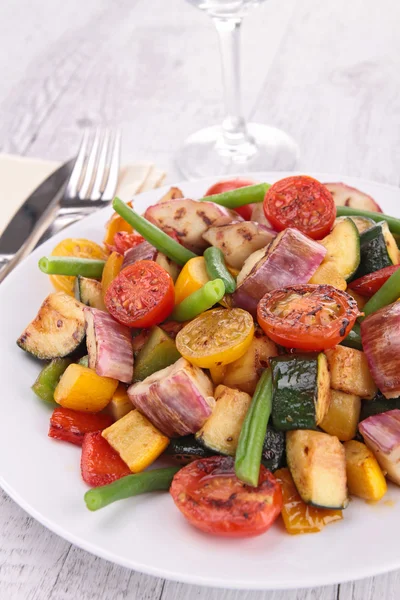 Assiette de légumes d'été cuits — Photo