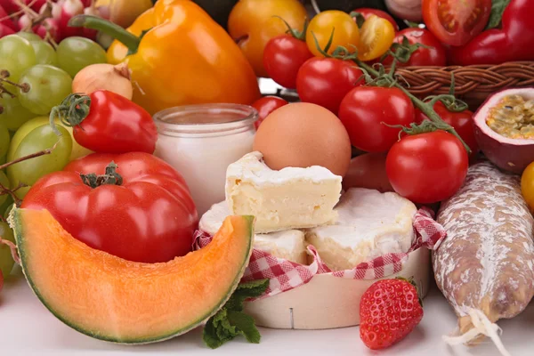 Composição com frutas, legumes, queijo e salsichas — Fotografia de Stock