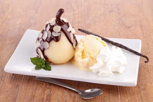 Birne mit Schokoladensauce und Eis — Stockfoto