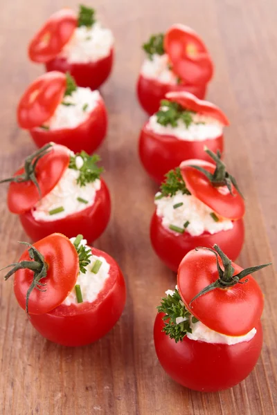 Tomate cerise farcie et fromage — Photo