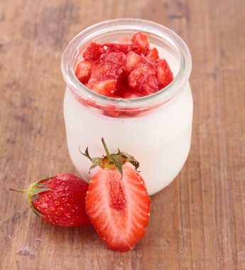 yoğurt ve çilek