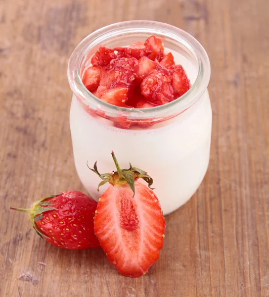 Yogurt and strawberry — Stock Photo, Image