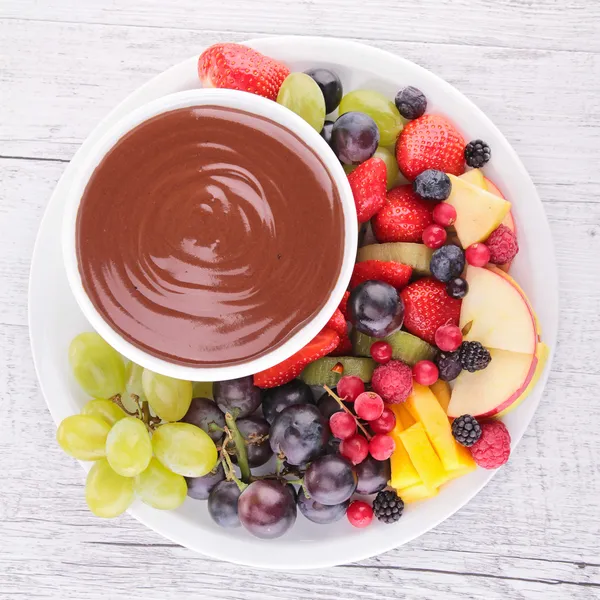 Csokoládé öntettel és gyümölcsök — Stock Fotó