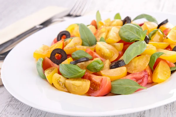 Tomato salad with olive and basil — Stock Photo, Image