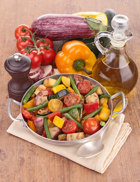 Cazuela con verduras a la parrilla —  Fotos de Stock