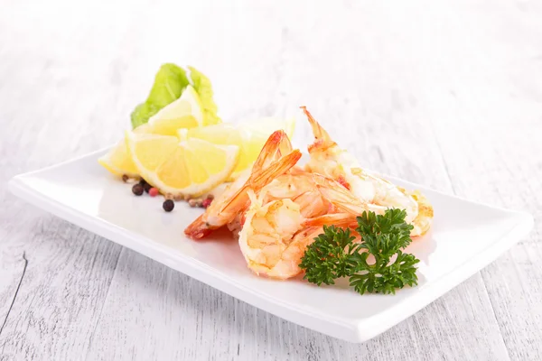Shrimp with lemon and parsley — Stock Photo, Image