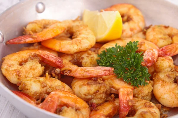 Casserole with grilled shrimp — Stock Photo, Image