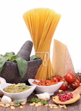 pişmemiş spagetti ve soslar