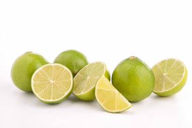 izole yeşil limon