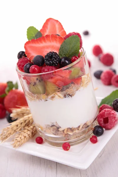 Йогурт, крупы и ягоды — стоковое фото