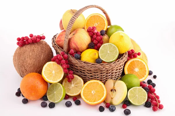 Geïsoleerde vruchten op rieten mand — Stockfoto