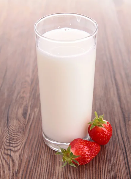 Glas melk en aardbei — Stockfoto