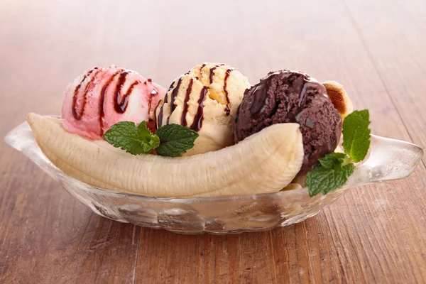 Banana split — Stock Photo, Image