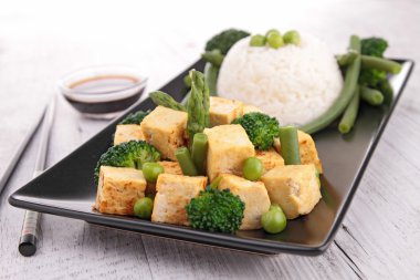 Pişmiş tofu ve sebze