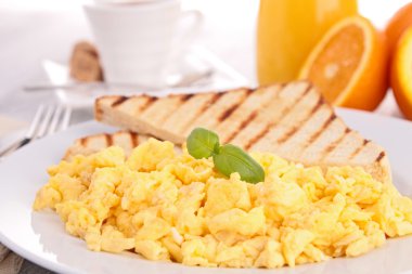 Omlet ve tost.