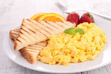 scrambled egg with toast and strawberry