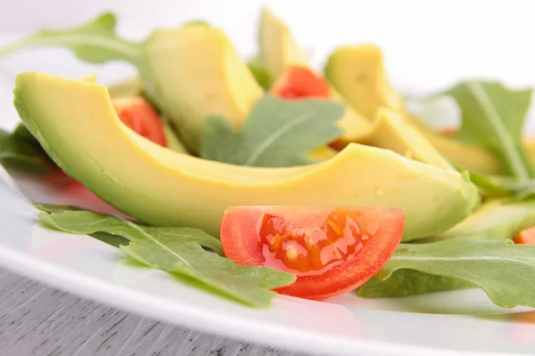 Salat mit Avocado und Tomaten — Stockfoto