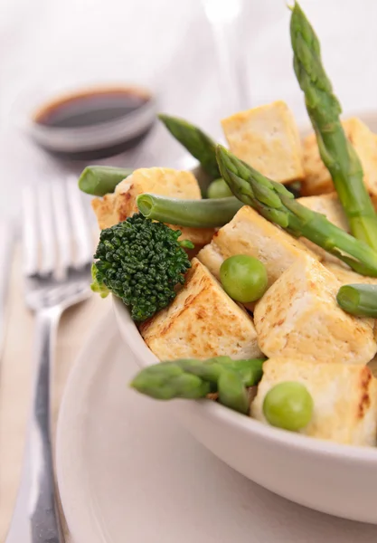 Tofu cuit et légumes — Photo