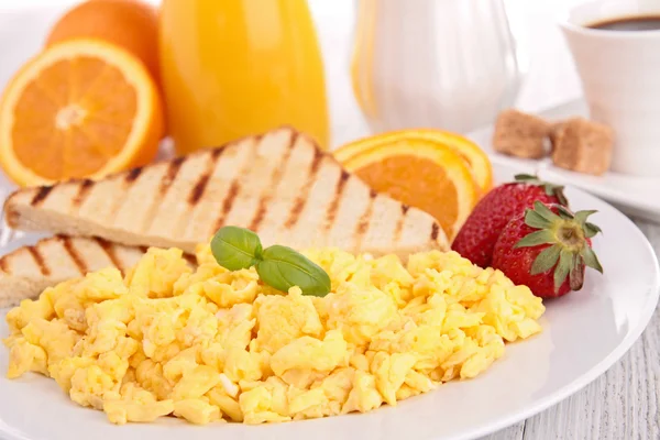 Huevo revuelto con tostadas y fresas —  Fotos de Stock