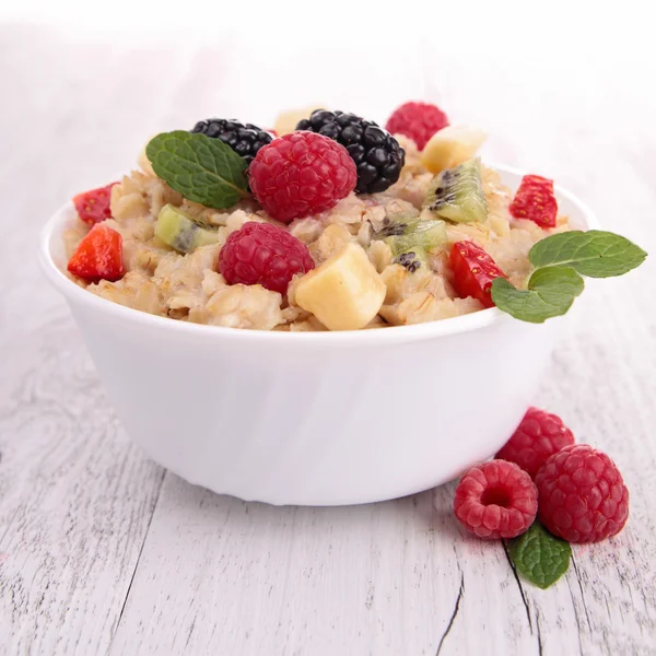 Bowl of porridge and berry — Stock Photo, Image