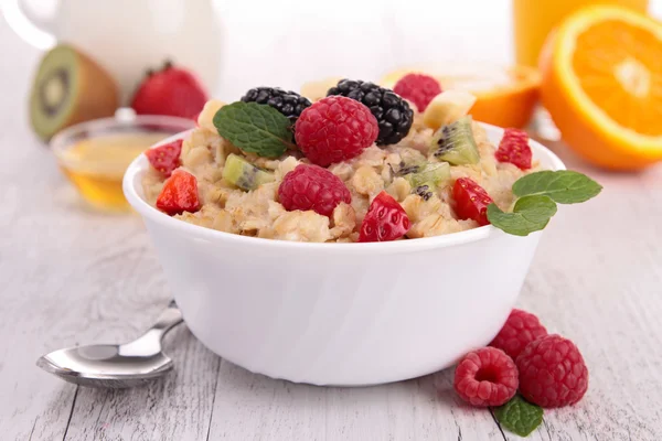 Bowl of porridge and berry — Stock Photo, Image