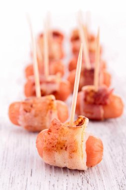 Sucuk pastırma içinde sarılmış