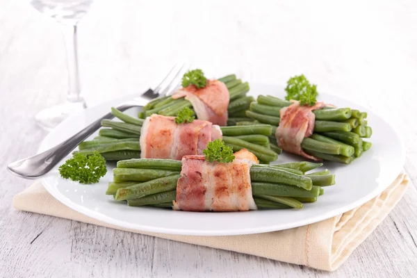 Haricot vert enveloppé dans du bacon — Photo