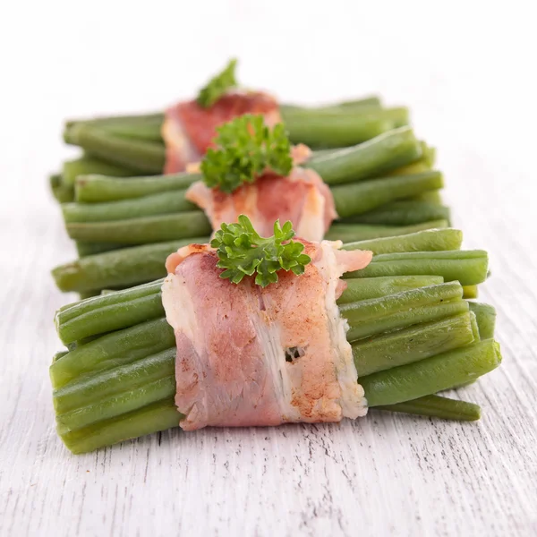Yeşil fasulye sarılmış domuz — Stok fotoğraf