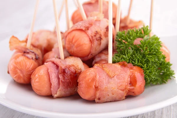 Salchicha envuelta en tocino — Foto de Stock