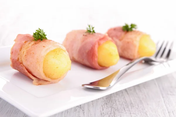 Batata embrulhada em bacon — Fotografia de Stock