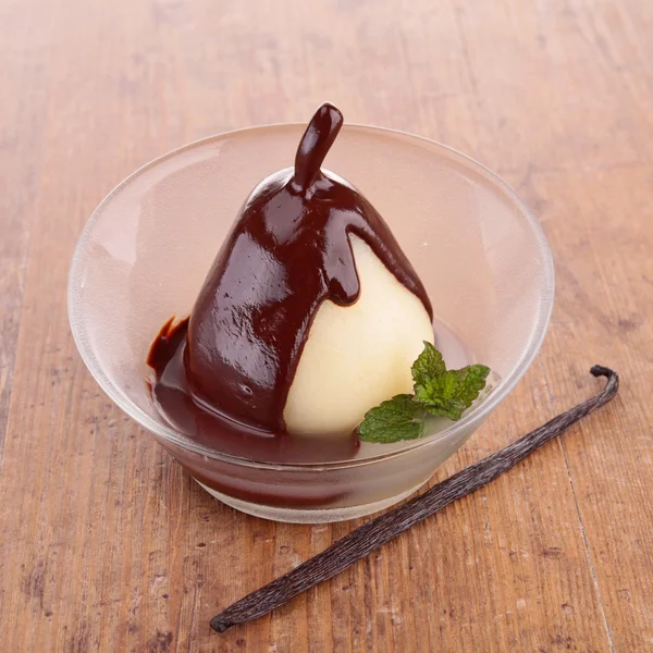 Birne mit Schokoladensauce — Stockfoto