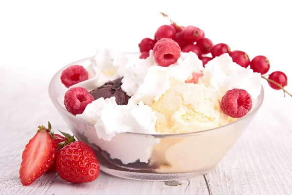 Ice cream and berry — Stock Photo, Image