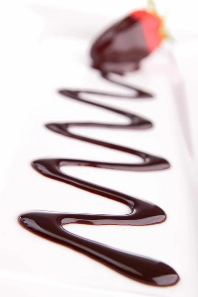 Swirl chocolate sauce and strawberry — Stock Photo, Image