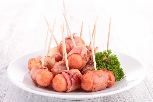 Salchicha envuelta en tocino — Foto de Stock