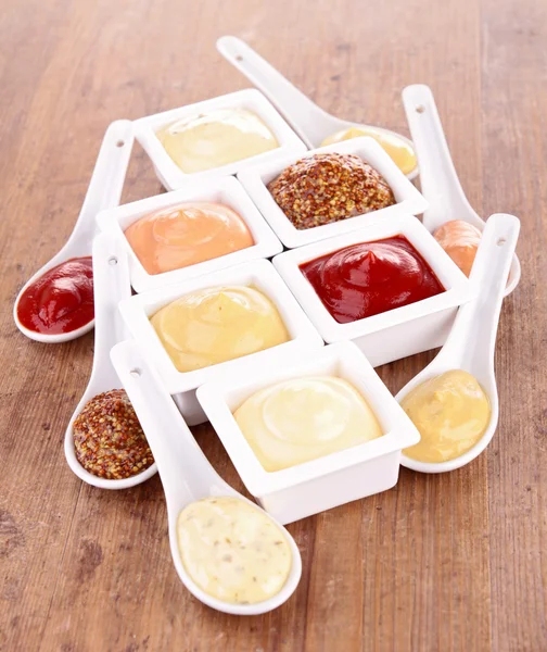 Maionese, ketchup, mostarda e outros molhos — Fotografia de Stock