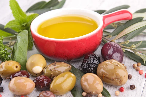 Olio da cucina e olive — Foto Stock