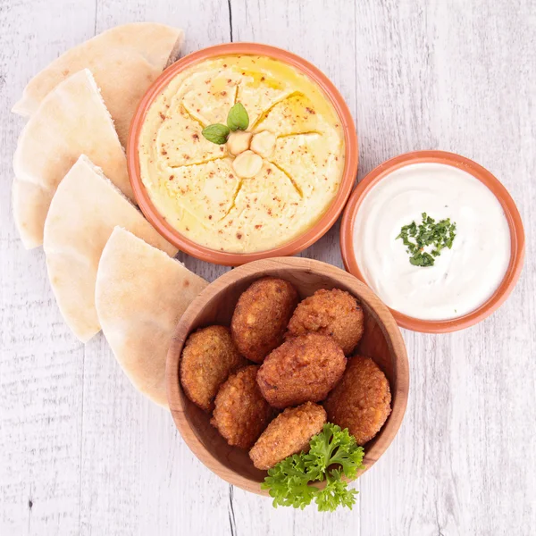 Falafel, hummus and bread — Stock Photo, Image