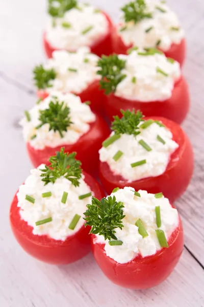 Tomate relleno con crema de queso —  Fotos de Stock