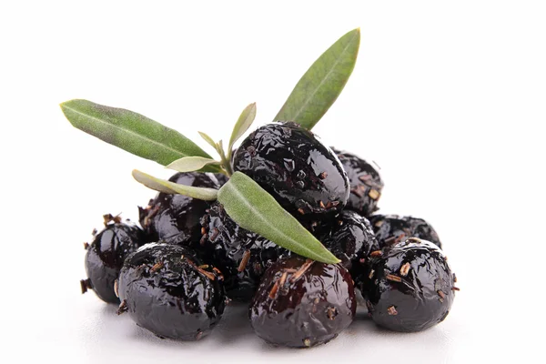 Изолированные чёрные оливки — стоковое фото