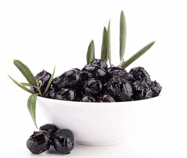 Изолированные чёрные оливки — стоковое фото