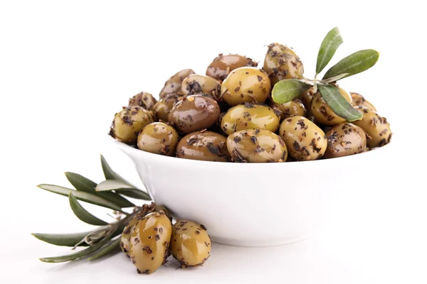 Isolierte grüne Oliven — Stockfoto