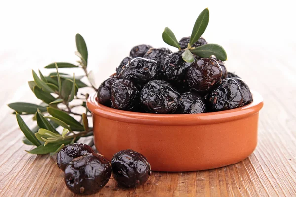 Черные оливки и ветви — стоковое фото